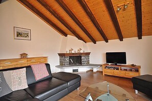 Leilighet, 2 soverom | Oppholdsrom | TV og DVD-spiller