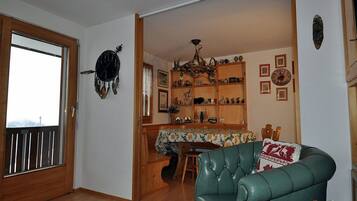 Apartamento, 2 quartos | Área de estar | TV, DVD player