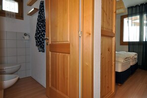 Apartment, 2 Bedrooms | Bathroom | Hair dryer, bidet - Ambiente B12 (Bettmeralp)