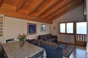 Apartamento, 1 quarto | Área de estar | TV