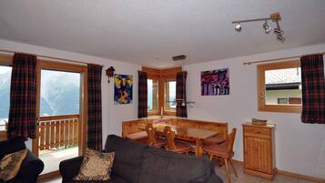 Apartment, 2 Bedrooms | Living room | TV, DVD player