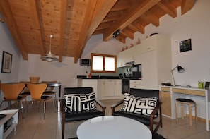 Apartamento, 2 habitaciones | Sala de estar | Una televisión, un reproductor de DVD