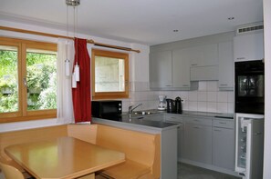 Apartment, 2 Schlafzimmer | Eigene Küche | Großer Kühlschrank, Mikrowelle, Ofen, Herdplatte