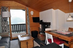 Apartamento, 2 quartos | Sala de estar | TV