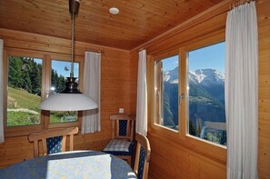 Apartment, 3 Schlafzimmer | Essbereich im Zimmer