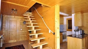 Departamento, 3 habitaciones | Área de sala de estar | Televisión y reproductor de DVD