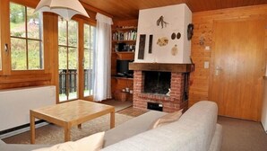 Leilighet, 2 soverom | Oppholdsrom | TV