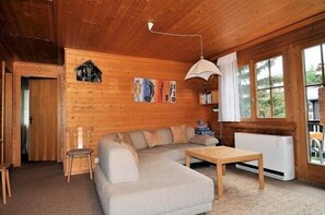 Apartment, 2 Bedrooms | Living room | TV, DVD player