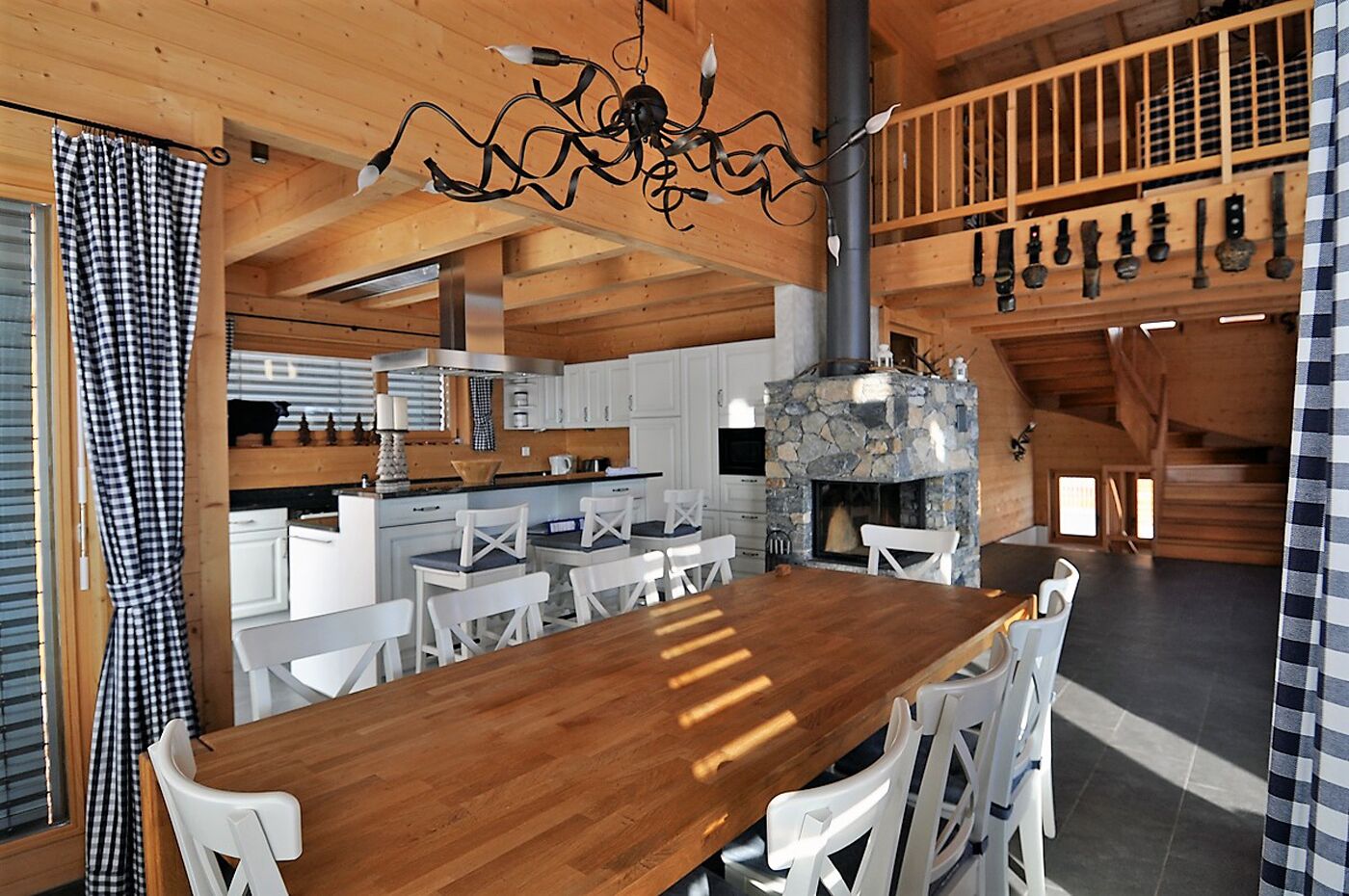 Chalet, 5 Bedrooms | In-room dining