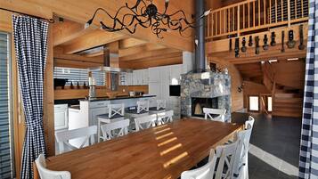 Chalet, 5 Bedrooms | In-room dining