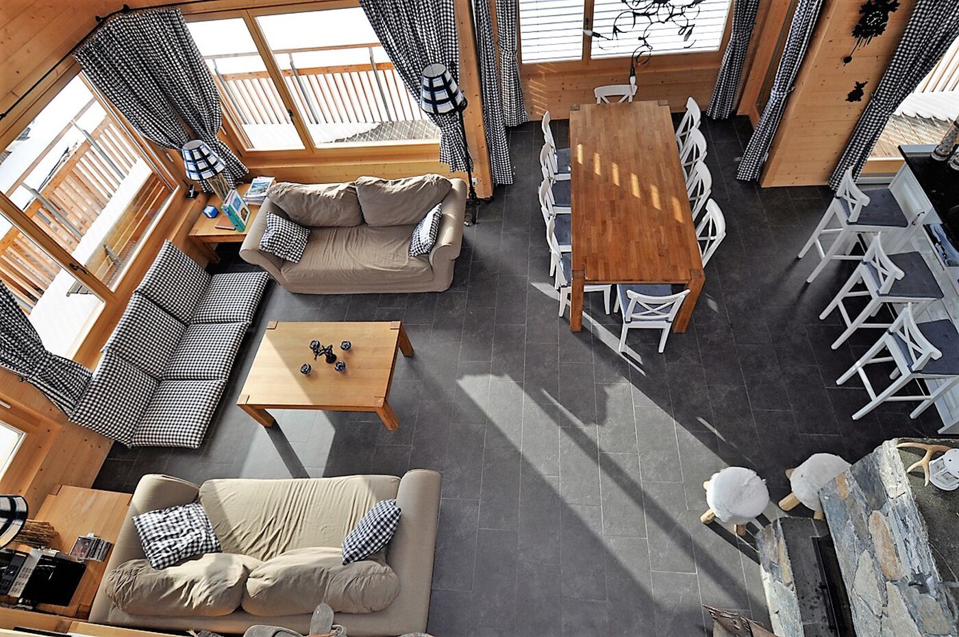 Un vaste espace de vie comprenant un canapé, une table basse et une table à manger avec des chaises.
