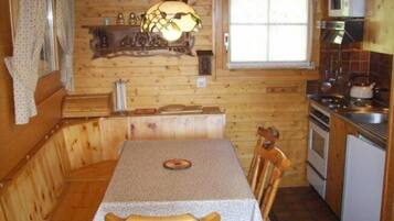 Apartamento, 2 quartos | Opções para refeição no quarto