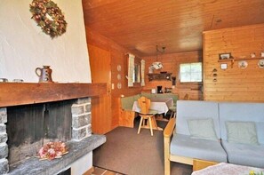 Appartement, 2 chambres | Aire de séjour | Téléviseur