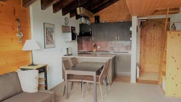 Apartment, 4 Bedrooms | In-room dining