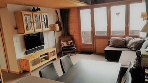 Leilighet, 4 soverom | Oppholdsrom | TV og DVD-spiller