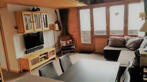 Departamento, 4 habitaciones | Sala de estar | Televisión y reproductor de DVD