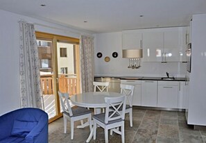 Apartment, 2 Bedrooms | In-room dining - Mon Reve Bergh (Bettmeralp)