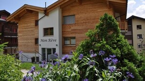 A modern building with a wooden facade and a sign reading "Mon Rêve." - Mon Reve Bergh (Bettmeralp)