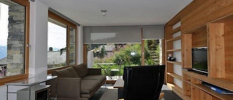 Apartment, 2 Bedrooms | Living room | TV, DVD player