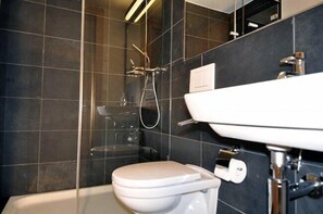 Apartamento, 2 habitaciones | Baño | Secador de pelo