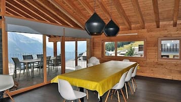 Apartment, 4 Bedrooms | In-room dining