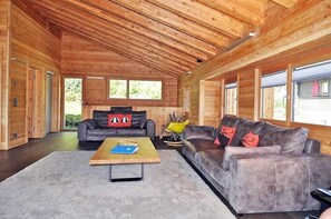 Departamento, 4 habitaciones | Sala de estar | Televisión y reproductor de DVD 