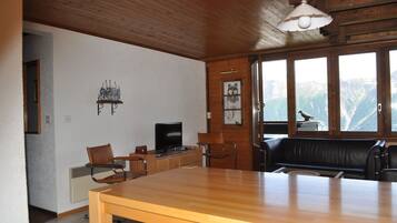 Apartment, 3 Bedrooms | In-room dining