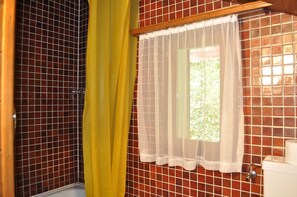 Apartamento, 3 habitaciones | Ducha del cuarto de baño
