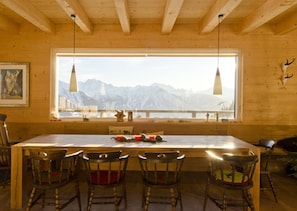 Chalet, 5 chambres | Repas dans la chambre