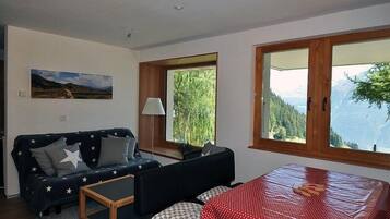 Apartment, 2 Bedrooms | Living room | Flat-screen TV