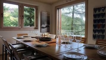 Apartment, 4 Bedrooms | In-room dining