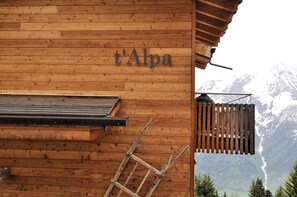 A wooden building with the name 't'Alpa' on its facade. - t'Alpa (Bettmeralp)