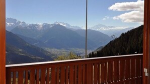 A balcony with a view of a mountain range and a clear sky. - Toggi OG (Bettmeralp)