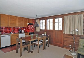 Apartamento, 2 quartos | Opções para refeição no quarto