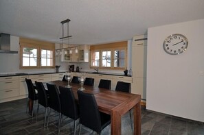 Apartment, 4 Schlafzimmer | Essbereich im Zimmer