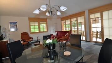 Apartment, 2 Bedrooms | Makan dalam bilik