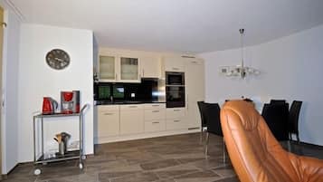 Apartment, 2 Bedrooms | Dapur peribadi | Peti sejuk/penyejuk beku saiz penuh, ketuhar gelombang mikro, ketuhar