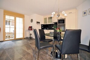 Apartment, 2 Bedrooms | In-room dining