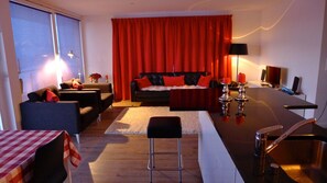 Appartement, 3 chambres | Salle de séjour | Téléviseur, lecteur de DVD