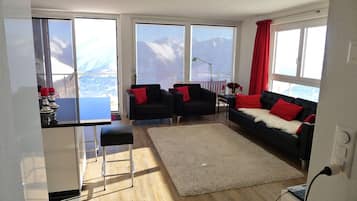 Apartment, 3 Bedrooms | Living room | TV, DVD player