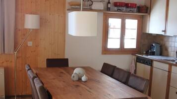 Full-size fridge, microwave, oven, stovetop