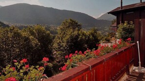 A wooden balcony with a view of a mountainous landscape. - Carpe Diem 2 (Fiesch)