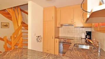 Chalet, 3 Bedrooms | Private kitchen | Full-size fridge, microwave, oven, stovetop