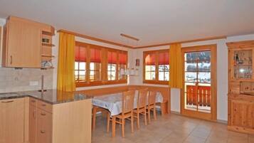 Chalet, 3 Schlafzimmer | Essbereich im Zimmer
