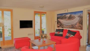 Apartment, 2 Bedrooms | Living room | TV