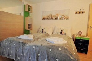 Departamento, 3 habitaciones | Espacio para trabajar con laptop y tabla de planchar con plancha