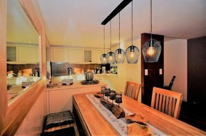 Departamento, 3 habitaciones | Cocina privada | Refrigerador con congelador, microondas, horno y parrilla de estufa