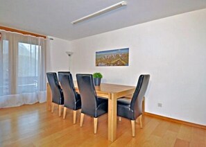 Appartement, 3 chambres | Restauration dans la chambre