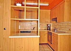 Apartamento, 3 quartos | Cozinha privada | Geladeira grande, micro-ondas, fogão, cooktop
