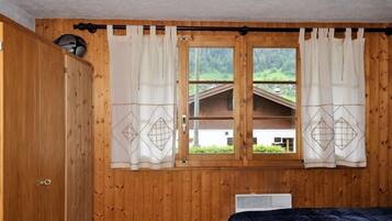 Chalet, 4 Bedrooms | Free WiFi